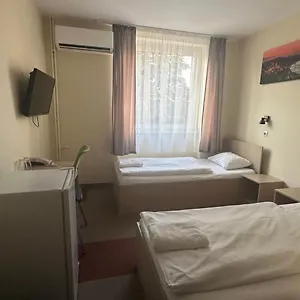 Free Parking, Free Breakfast, Only 15 Minutes To Center Bed & Breakfast Budapešť